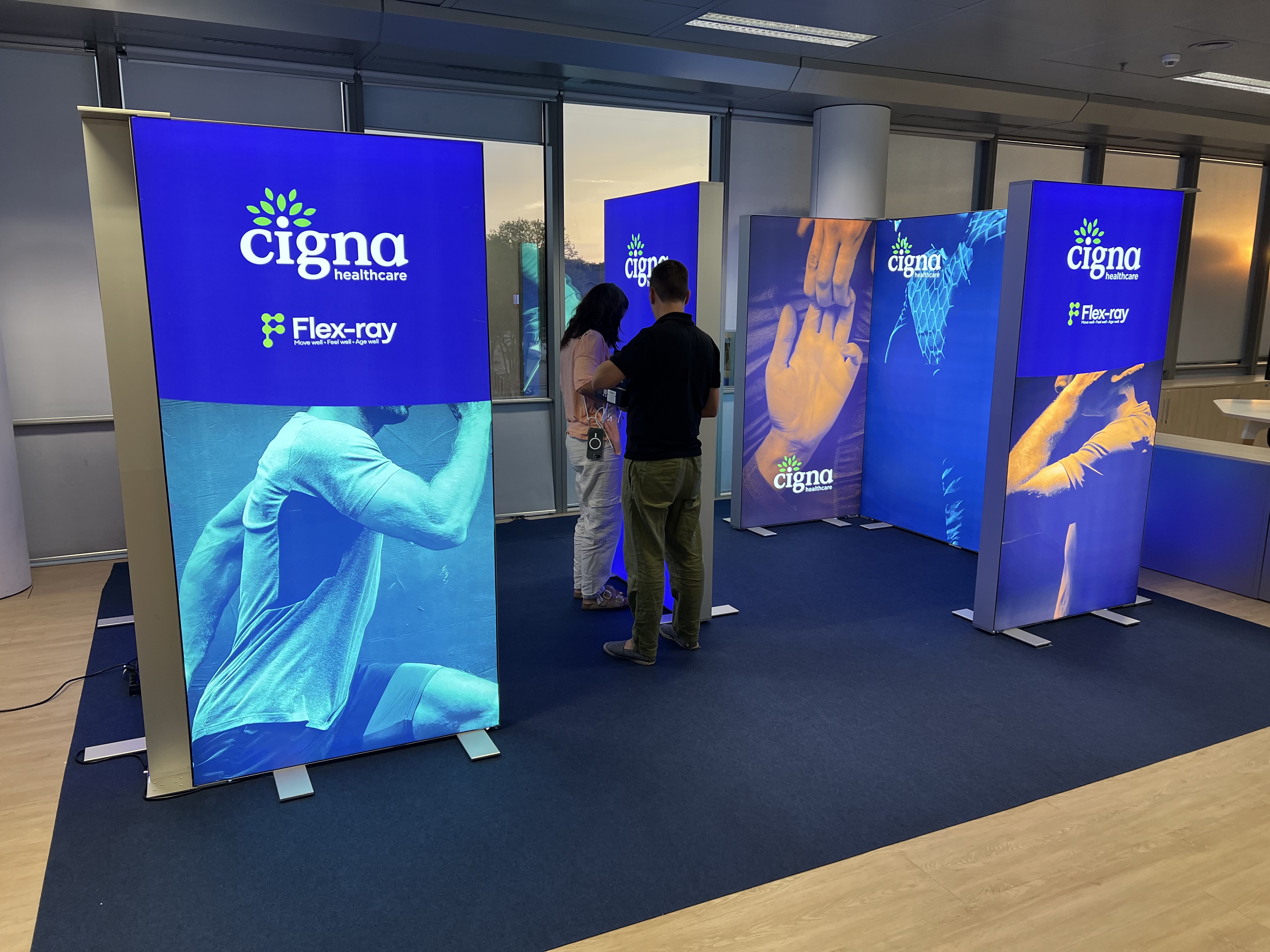 Stand con 8 Cajas de Luz BIG LED-UP portátil y modular
