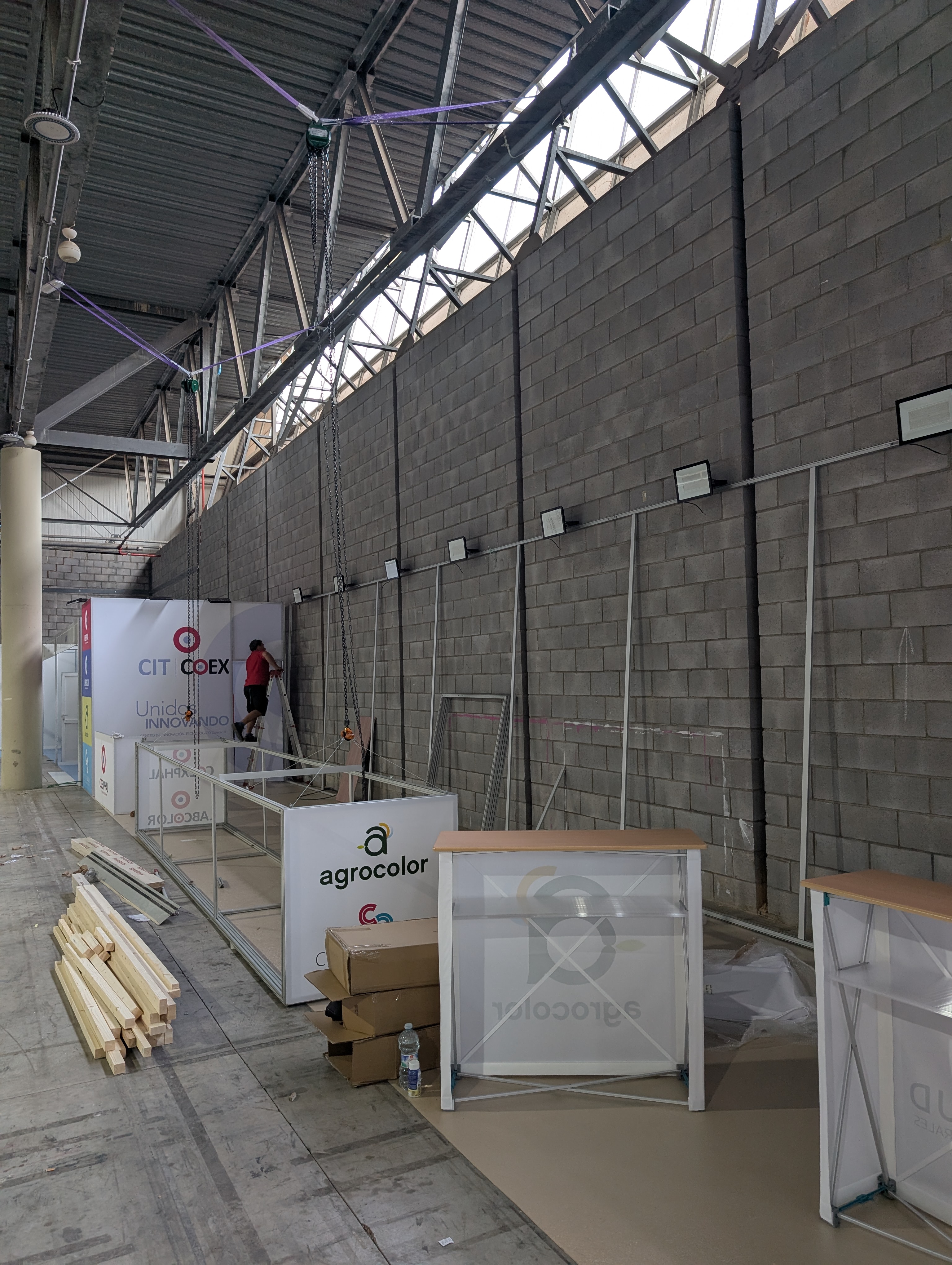 Montaje de la estructura modular de aluminio con tela Impretex FR en el stand de Coexphal en Infoagro 2025
