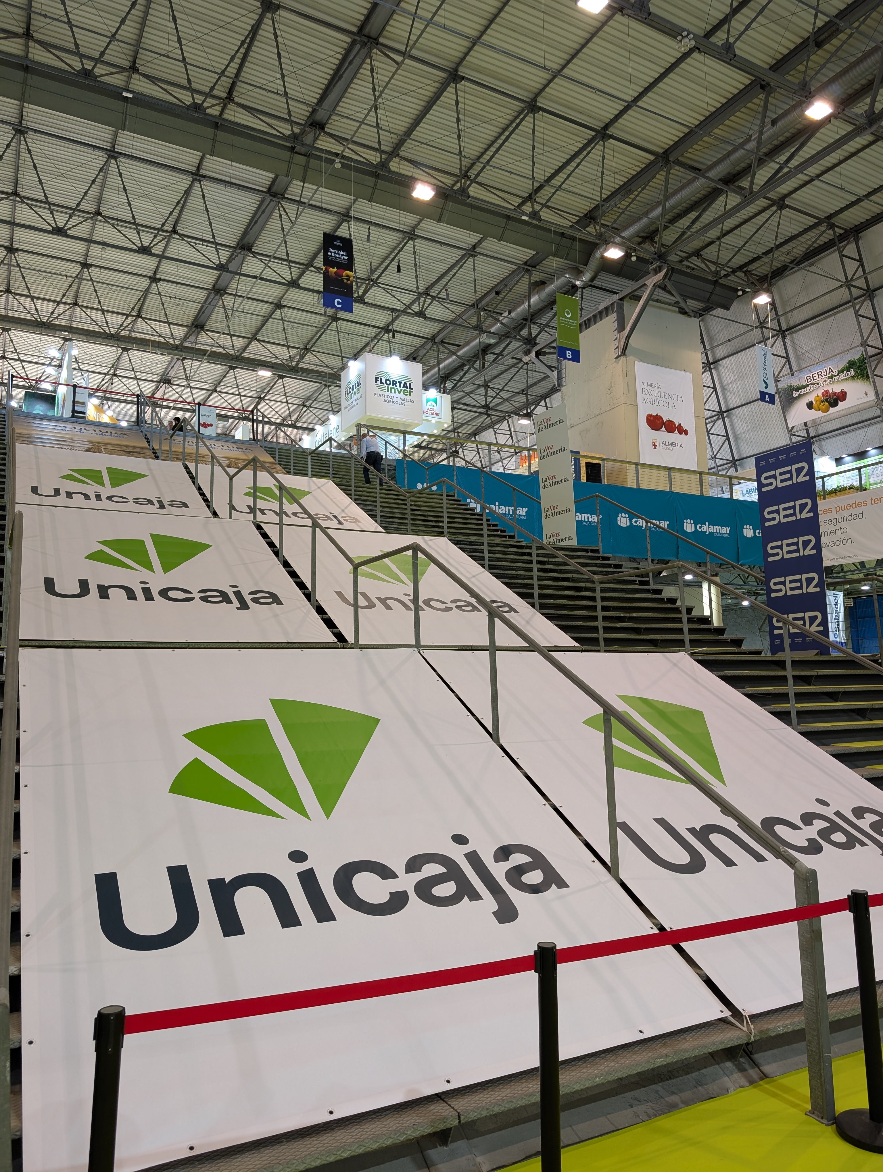 Aplicación de lona PVC a una cara sobre escalera en Infoagro 2025 con impresión gran formato