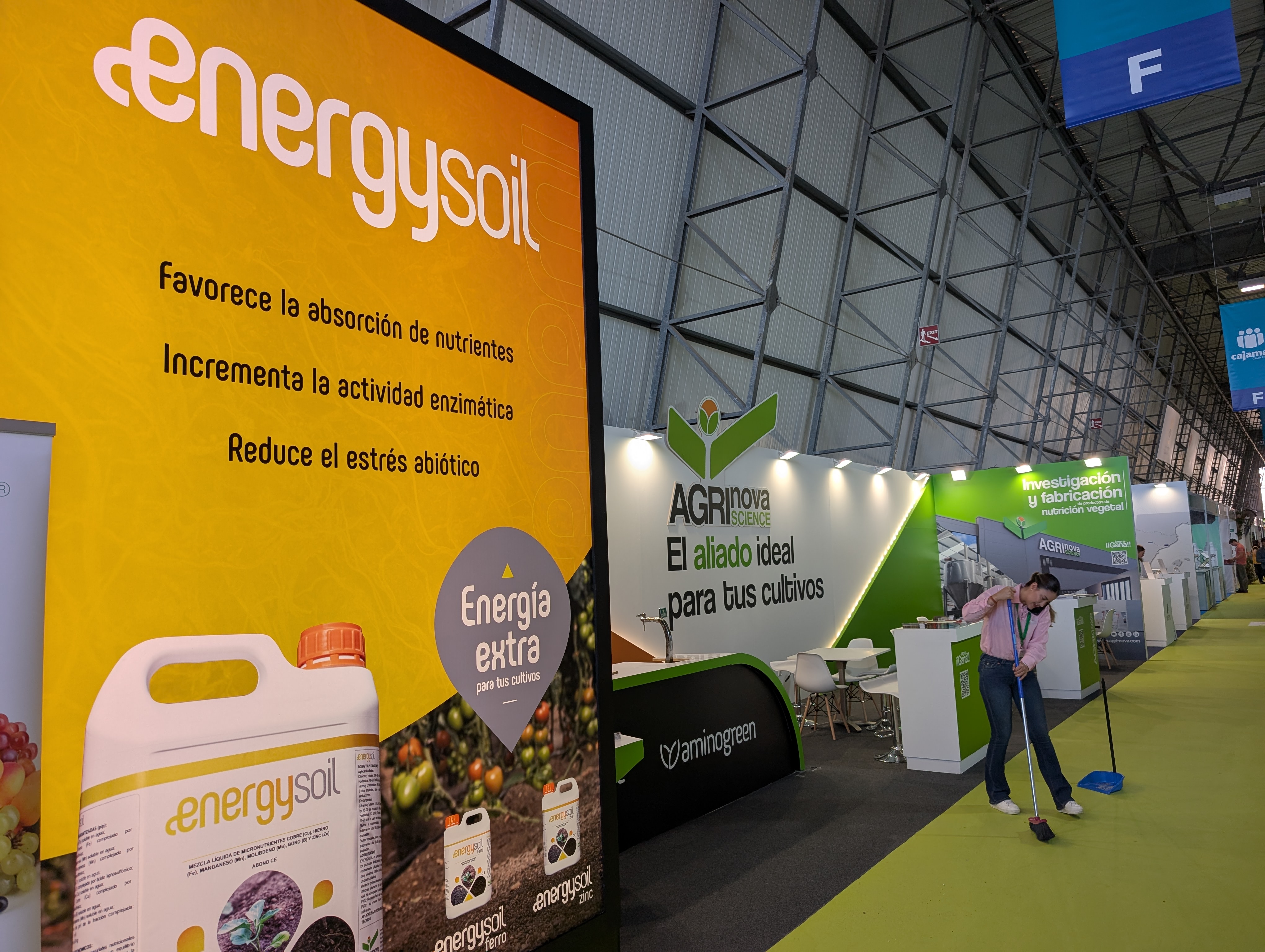 Caja de luz con lona backlight retroiluminada en stand de Agrinova en Infoagro 2025