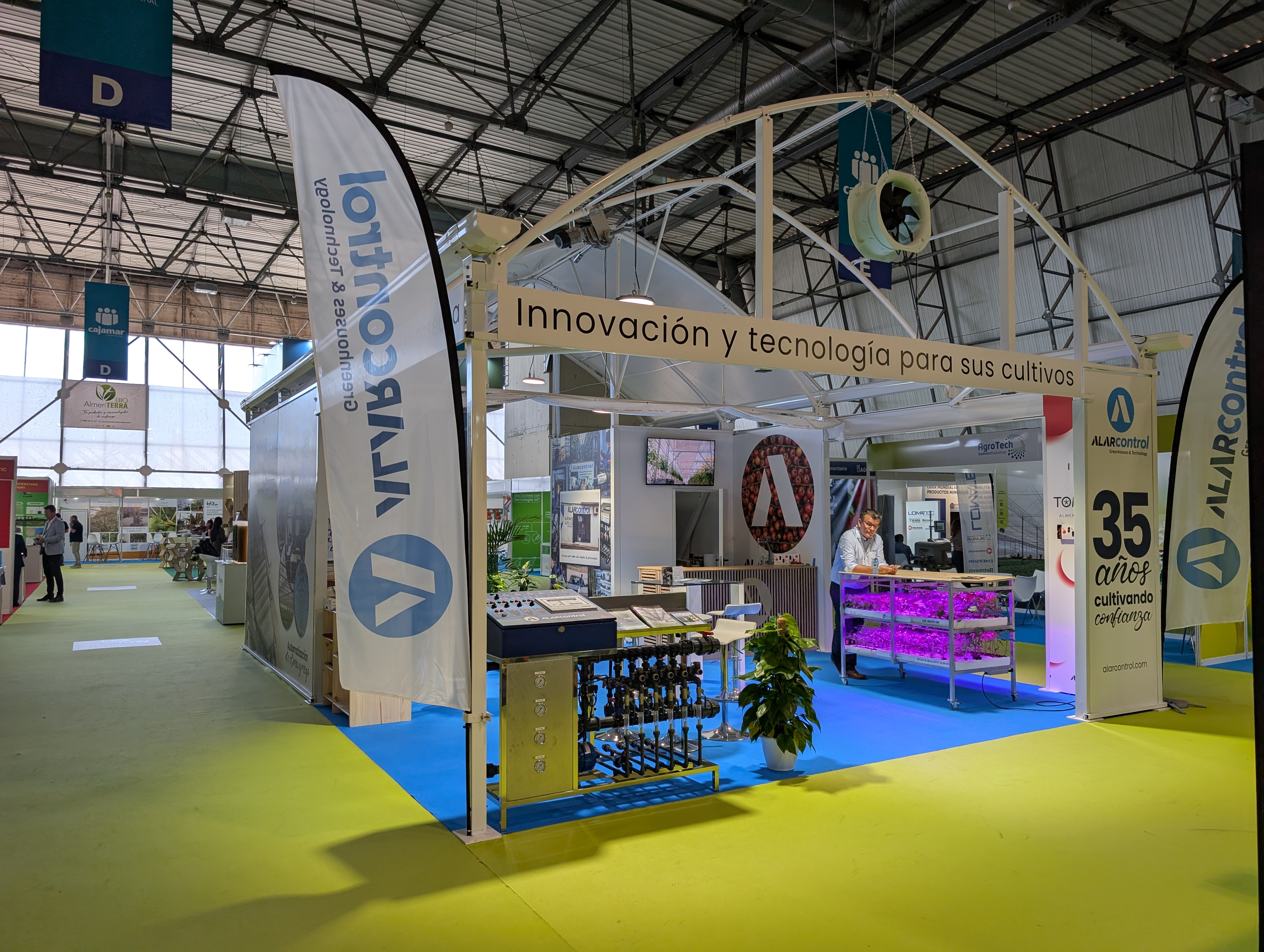 Gráfica exterior en Pegasus 10 mm y cartelería Dispa Green en el stand de Alarcontrol en Infoagro 2025