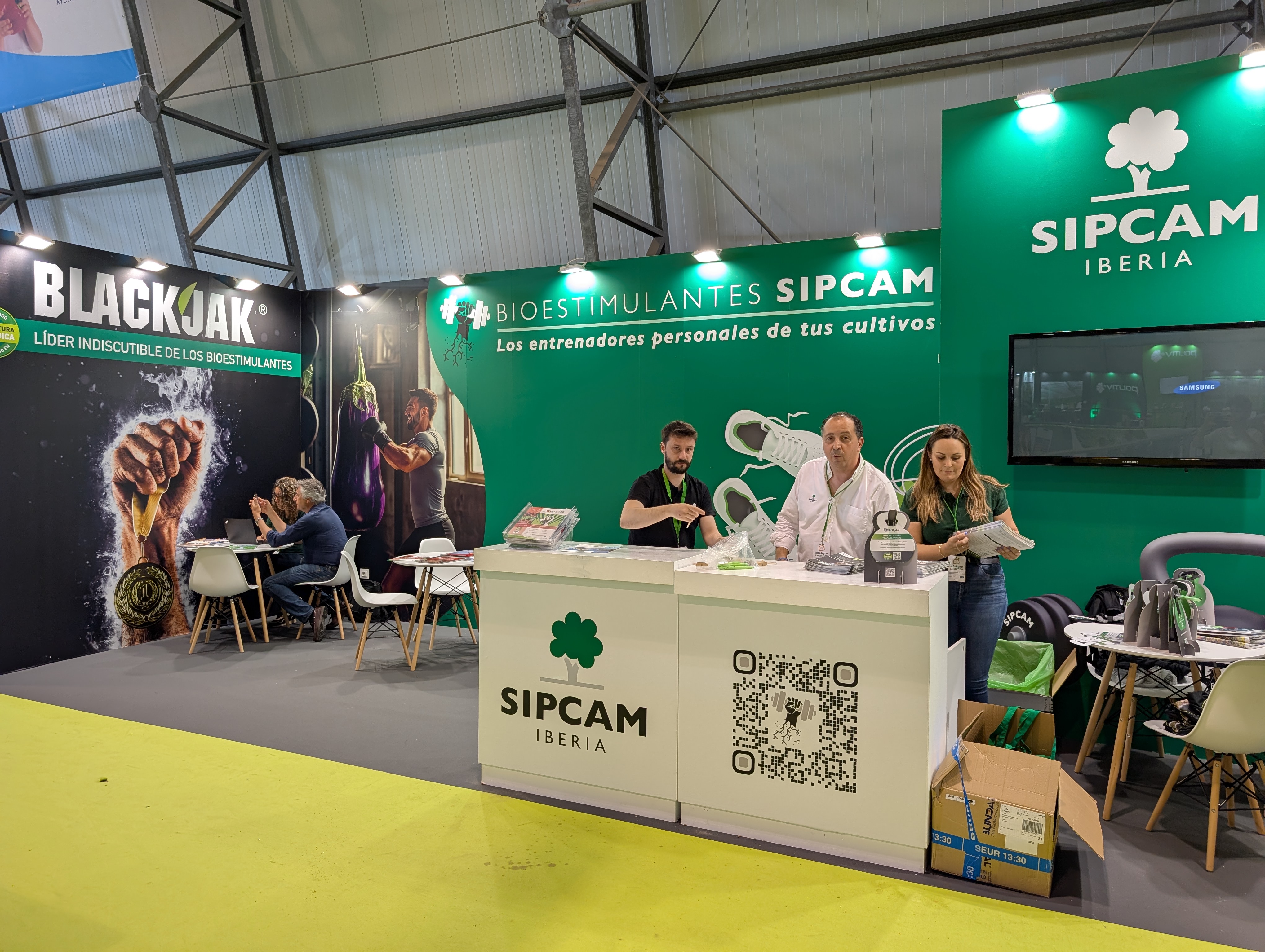 Aplicación de vinilo monomérico de alta adherencia sobre estructuras de madera en Infoagro 2025