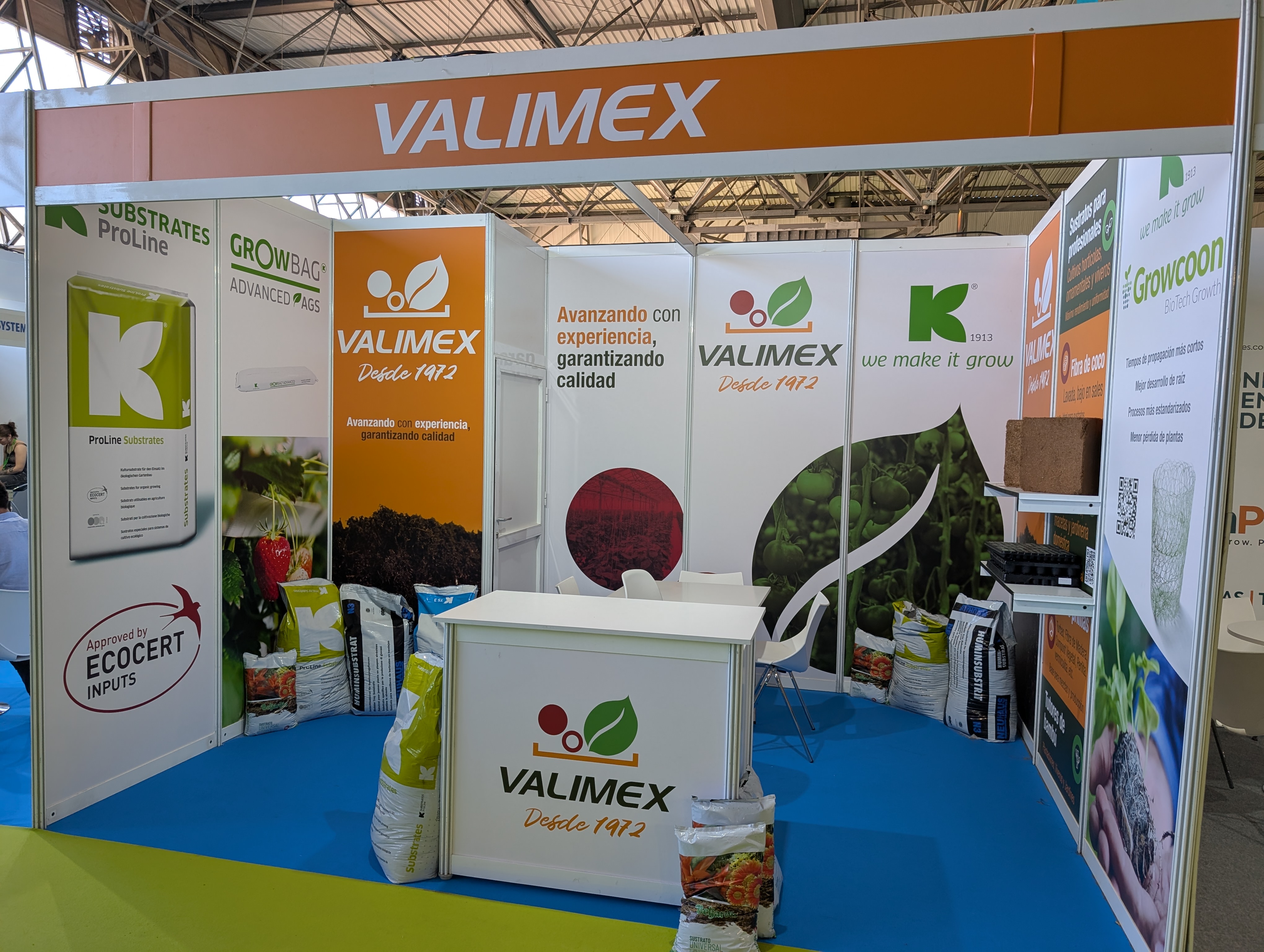 Vinilo reposicionable en paredes y mostradores de stands modulares en Infoagro 2025