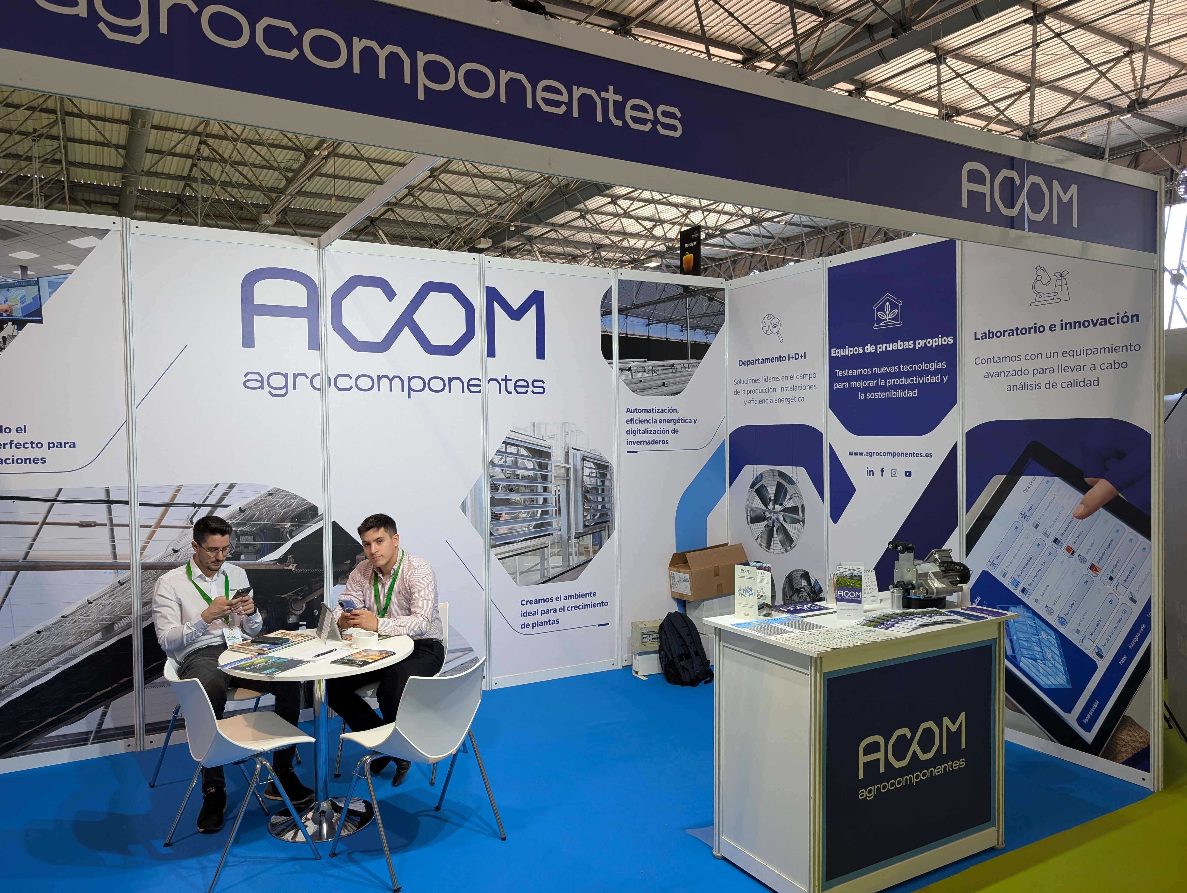 Vinilo reposicionable en paredes y mostradores de stands modulares en Infoagro 2025