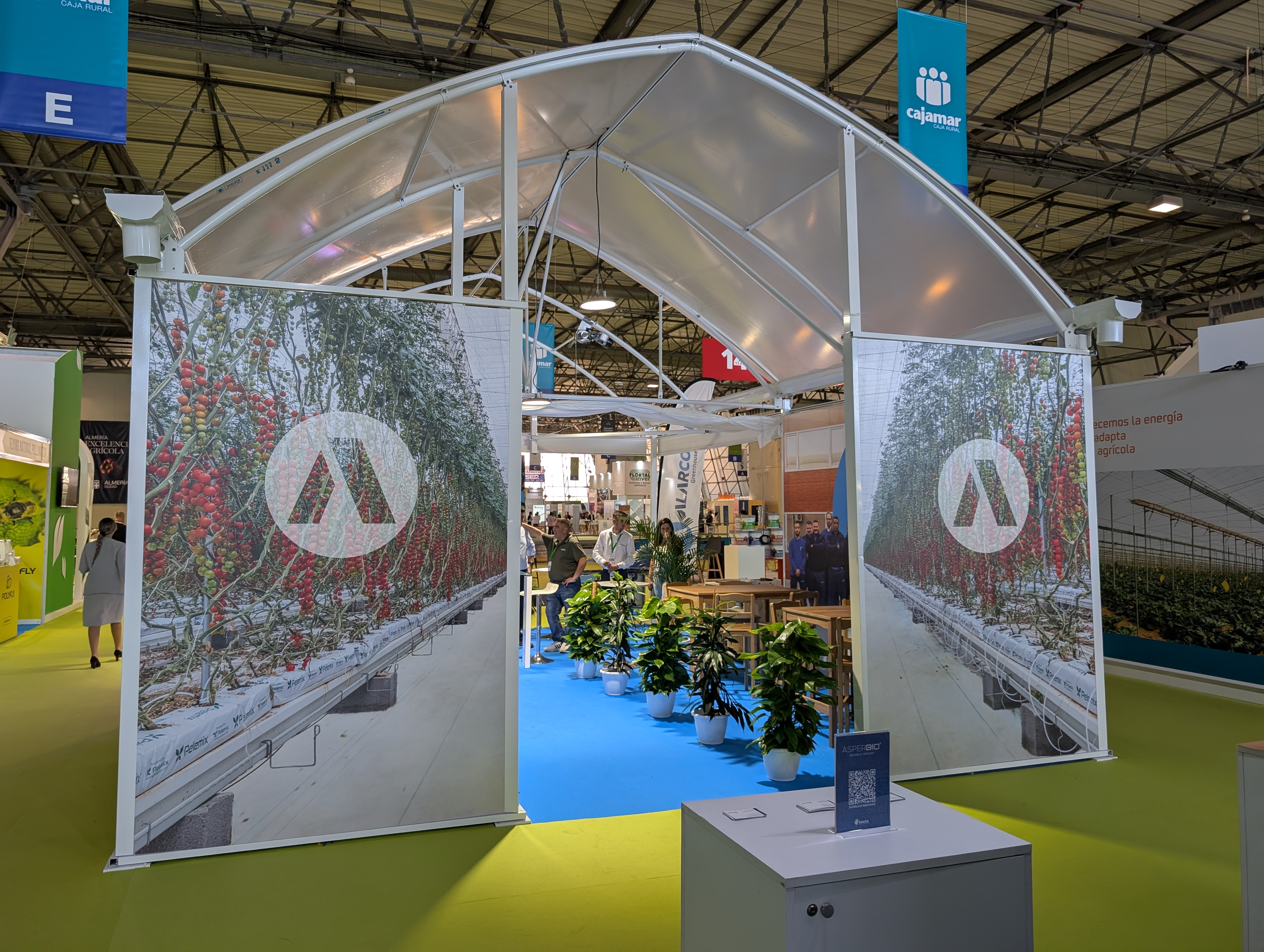 Gráfica exterior en Pegasus 10 mm y cartelería Dispa Green en el stand de Alarcontrol en Infoagro 2025