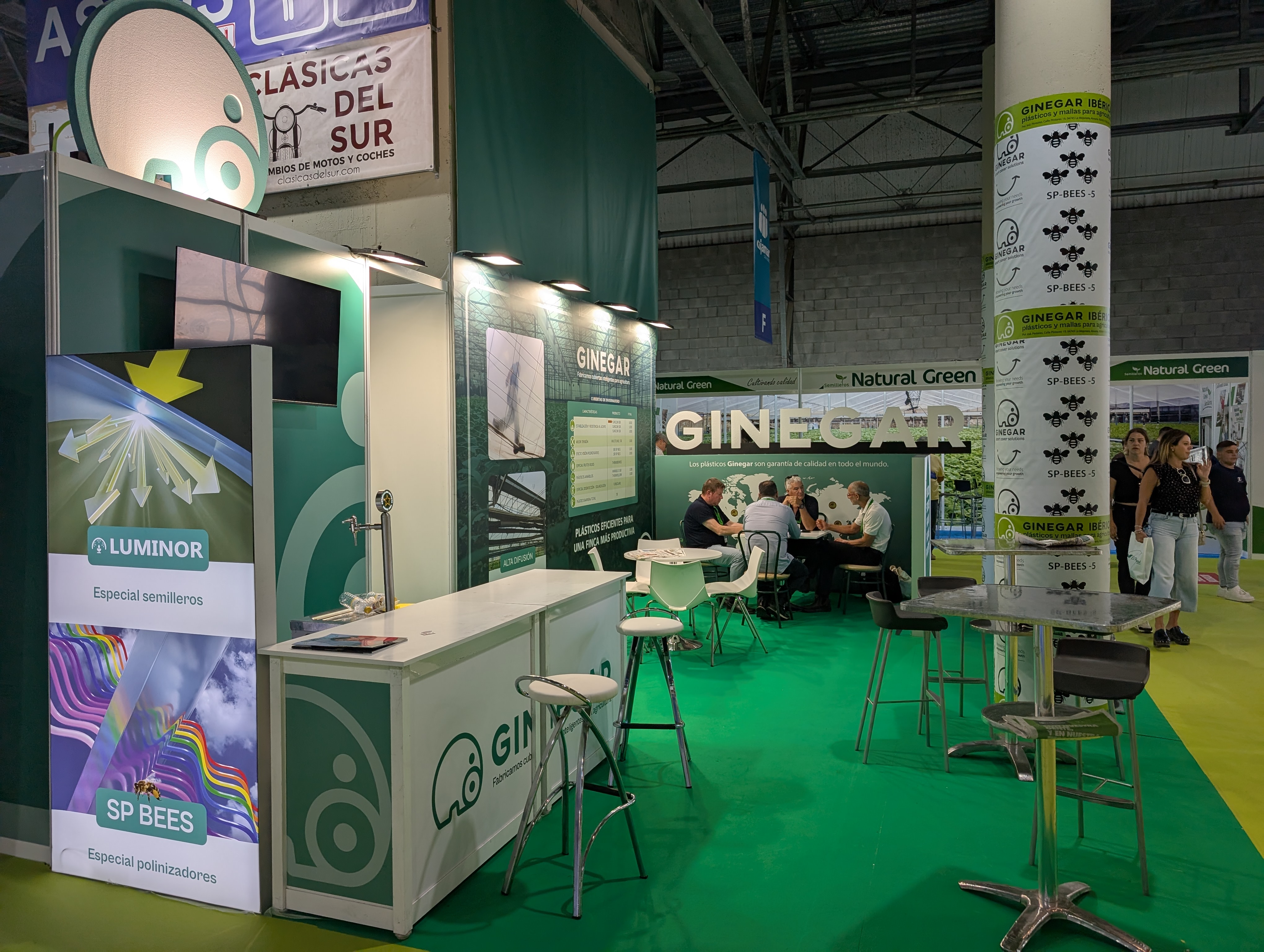 Stand de Ginegar con marcos textiles, cajas de luz y vinilos reposicionables en Infoagro 2025