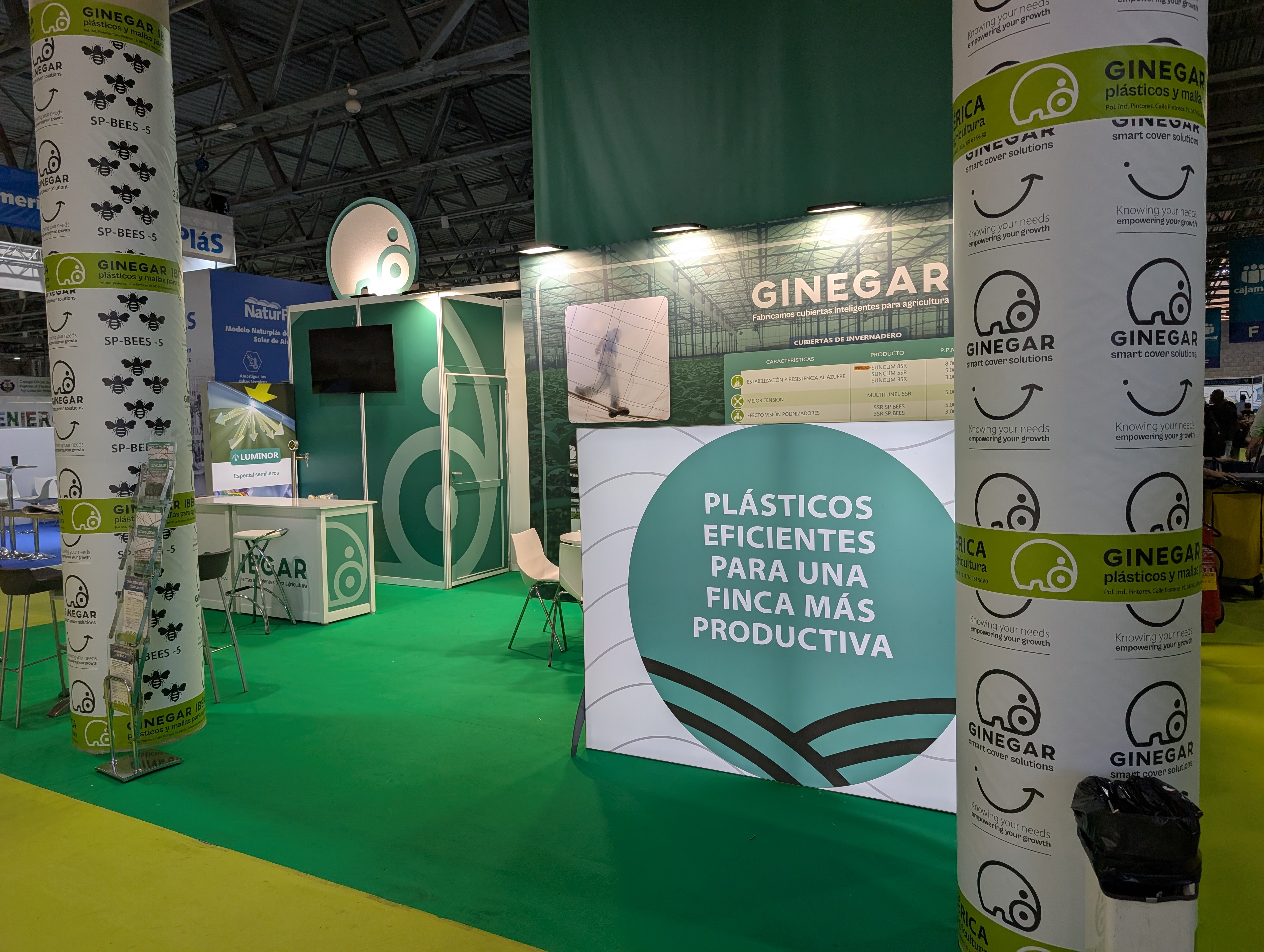 Stand de Ginegar con marcos textiles, cajas de luz y vinilos reposicionables en Infoagro 2025