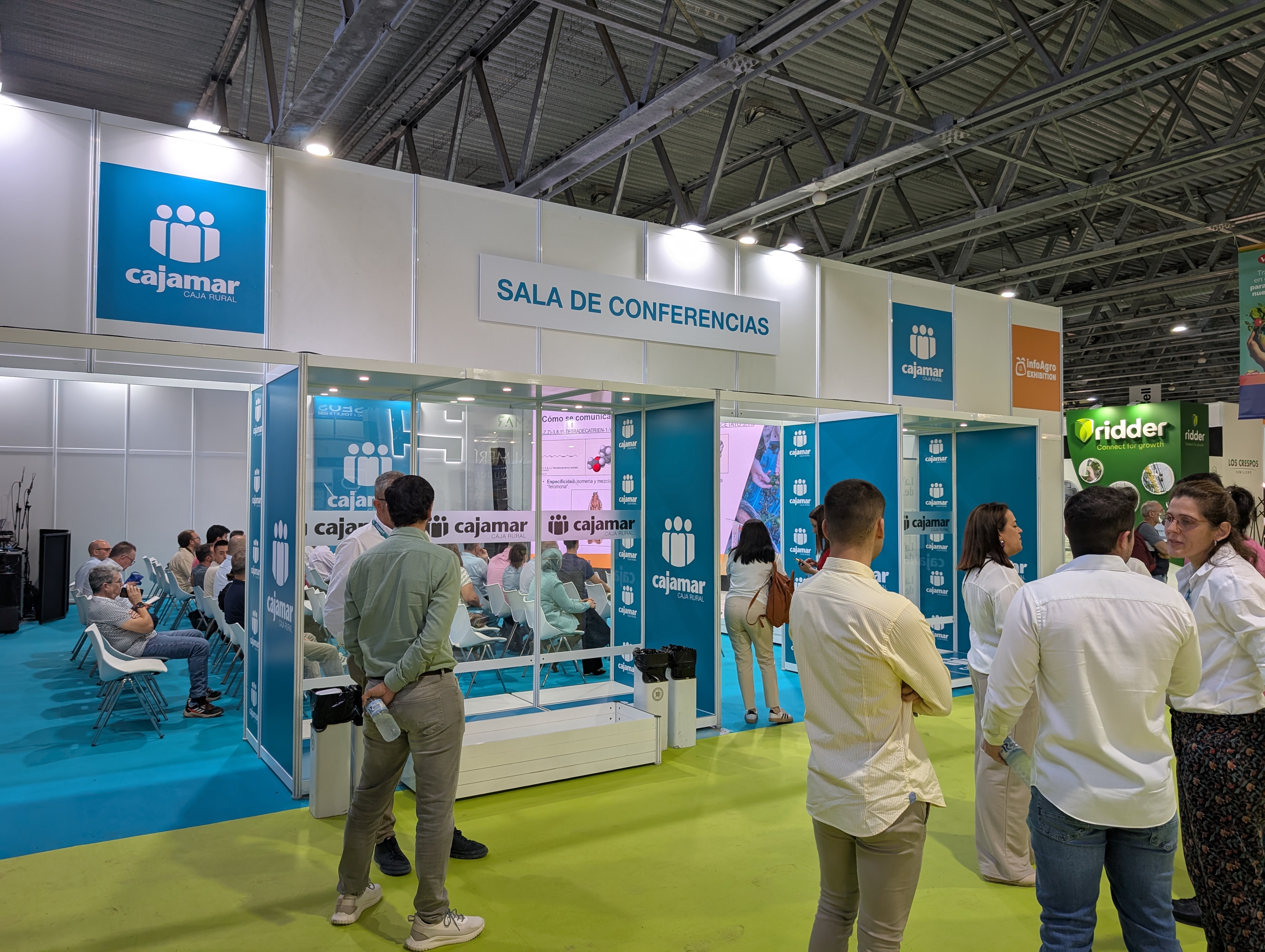 Rotulación integral vinilos en la sala de conferencias de Cajamar en Infoagro 2025