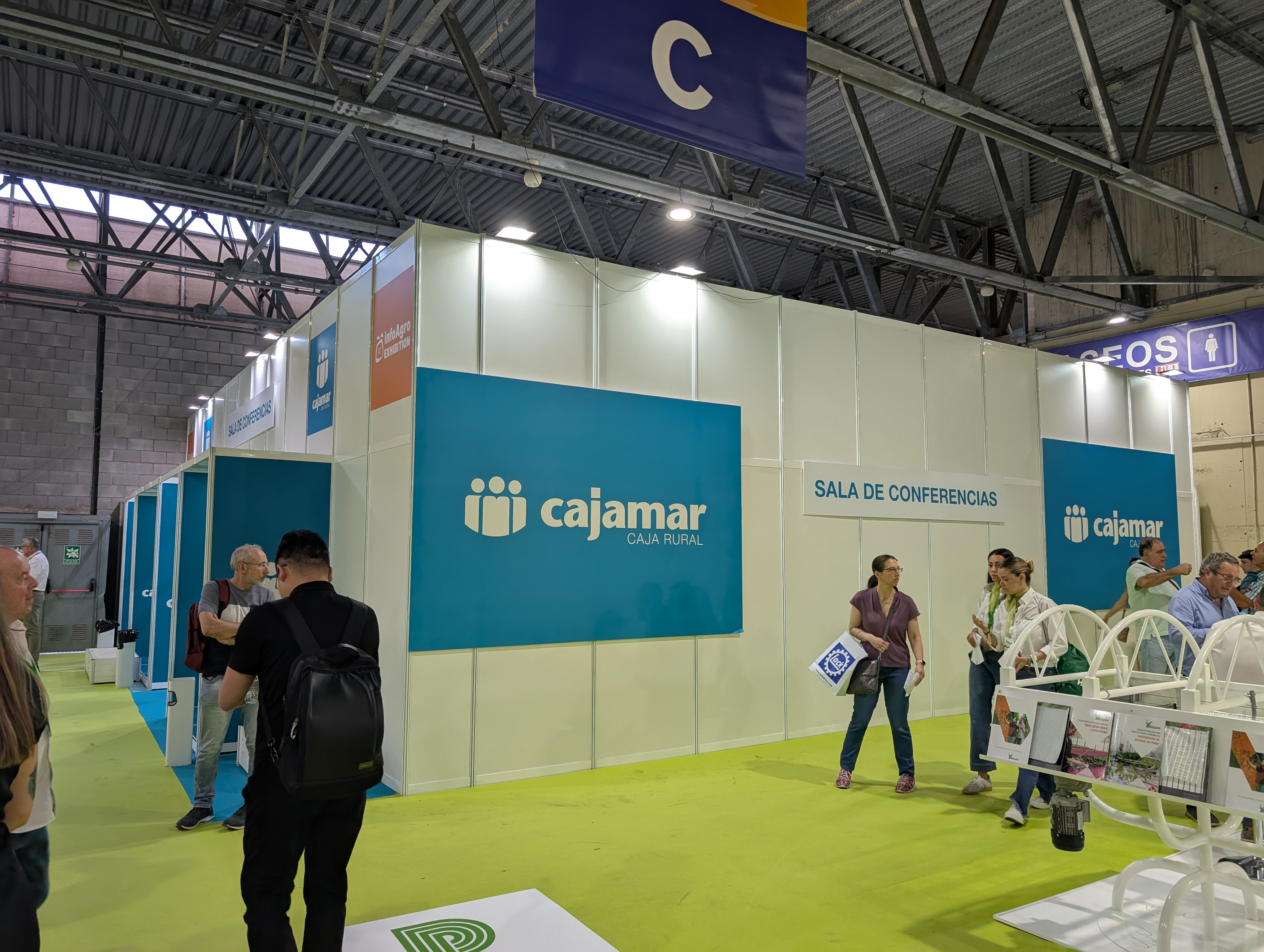 Rotulación integral con Pegasus y vinilos en la sala de conferencias de Cajamar en Infoagro 2025